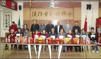 晉江同鄉會向貧戶發慰問金